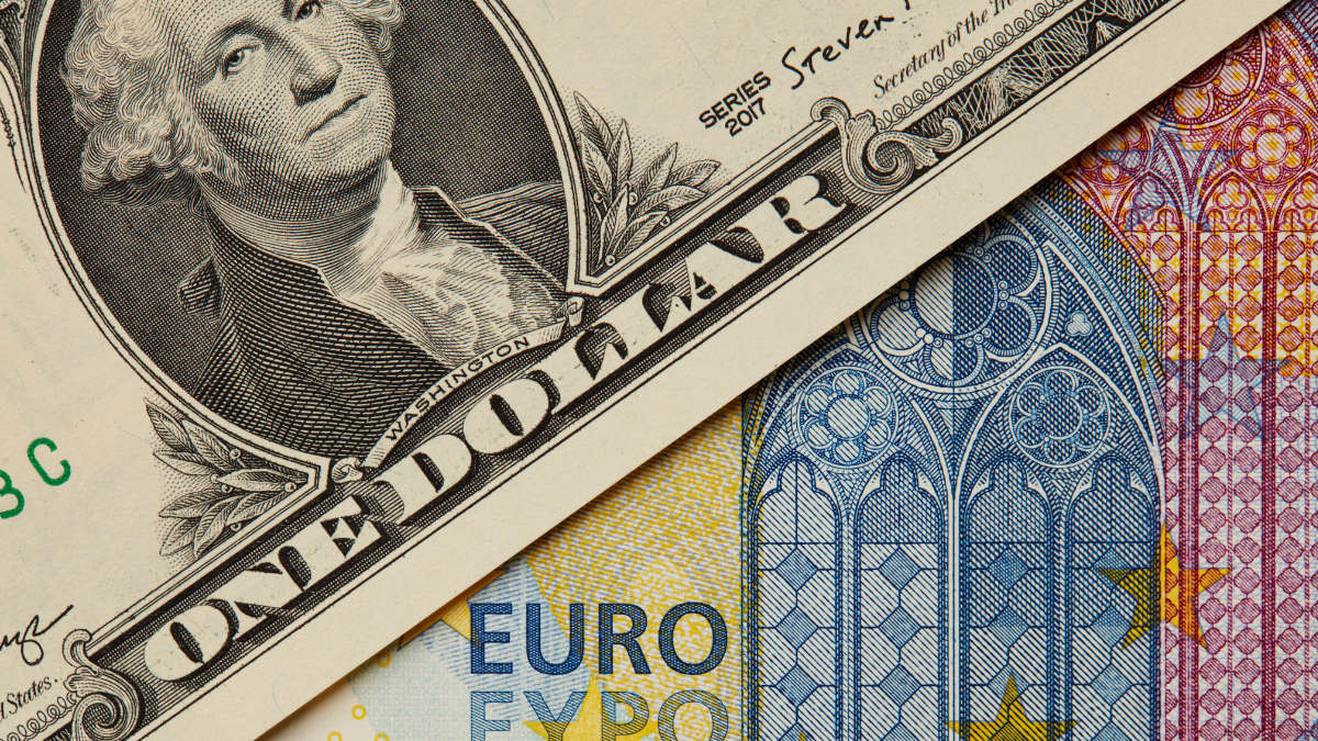 Οι μακροχρόνιες σχέσεις στην ισοτιμία ευρώ/δολαρίου και η σημερινή “ανισορροπία”
