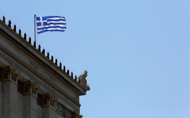 Bloomberg: H πολιτική στην Ελλάδα επιστρέφει και θα κρίνει το οικονομικό μοντέλο των επόμενων ετών