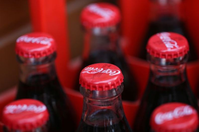 Τι θα αλλάξει στα κουτάκια της Coca Cola του χρόνου