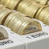 Το ευρώ υποχωρεί 0,09%, στα 1,0549 δολάρια