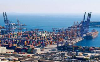 Νέο ρεκόρ εμπορευματικής κίνησης στο λιμάνι του Πειραιά