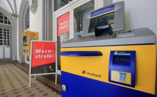 Πωλητήριο βάζει στο Postbank η Deutsche Bank