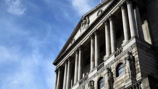 Άλλα 100 δισ. λίρες στην αγορά ομολόγων και διατήρηση του βασικού επιτοκίου της ανακοίνωσε η Τράπεζα της Αγγλίας