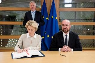 Brexit: Οι επικεφαλής της Κομισιόν και του Ευρωπαϊκού Συμβουλίου υπέγραψαν τη συμφωνία