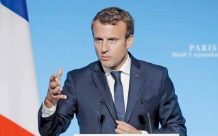 Ο πρόεδρος της Γαλλίας στέκεται στις αξίες αλλά σκοντάφτει στην πράξη