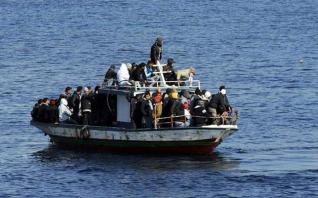Εκατοντάδες μετανάστες φτάνουν κάθε μέρα στα νησιά