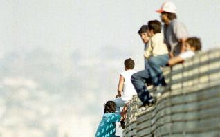 Ο Τραμπ χτίζει το τείχος στο Μεξικό