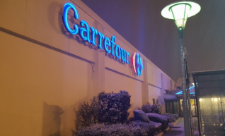 Σε "επαγρύπνηση" η Γαλλία για το σχέδιο περικοπών που ανακοίνωσε η Carrefour