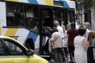 Κοροναϊός : Αυξάνεται ο μέγιστος αριθμός επιβατών σε ΜΜΜ και ΚΤΕΛ