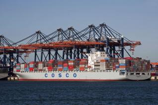 Μειώθηκαν κατά 39,4% τα κέρδη της Cosco στο λιμάνι του Πειραιά