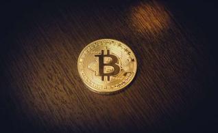 Πάνω από τα $10.000 το Bitcoin μετά τον χειρότερο μήνα των 3 τελευταίων ετών