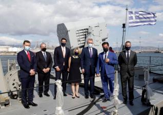 Αμερικανοί αξιωματούχοι στα Ναυπηγεία Ελευσίνας με Ελληνες υπουργούς