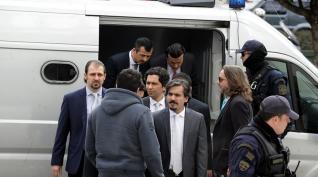 Εξακολουθούν να παραμένουν κρατούμενοι οι 8 Τούρκοι