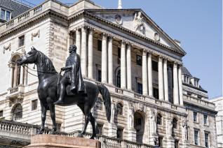 Η Τράπεζα της Αγγλίας τυπώνει στερλίνες για να χρηματοδοτήσει απευθείας την κυβέρνηση