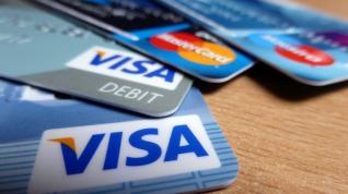 «Σαρώνουν» οι συναλλαγές με κάρτες – Έως €10 οι μισές πληρωμές με «πλαστικό» χρήμα
