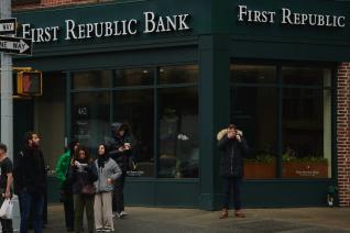 First Republic Bank: Πυρετώδεις διαπραγματεύσεις για πιθανή κρατική στήριξη
