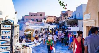 Oxford Economics: "Ανεβάζει" ταχύτητα ο τουρισμός στην Ελλάδα, "σήμα" για έναν πολύ καλό Αύγουστο