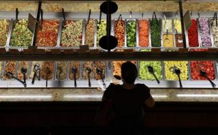 Bloomberg: Η μεγαλύτερη πτώση στις τιμές των τροφίμων από τον Ιούλιο του 2008